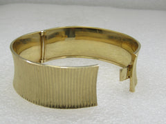 Vintage 18kt Gold Ridged Hinged Cuff Bracelet, 8" Signed, 1" Wide